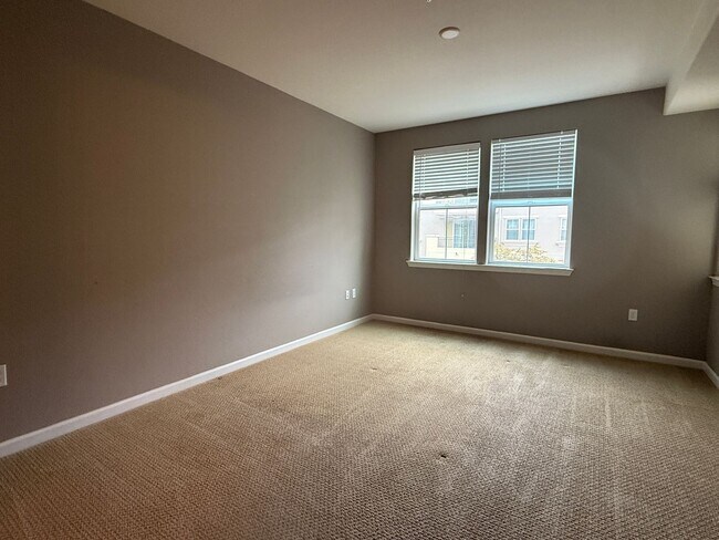 Building Photo - Beautiful and Bright 2 Bedroom 2 Bath Luxu...