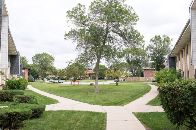 Foto del edificio - Spruce Court Apartment - Greenfield WI - Call 262-420-0390 to schedule a showing