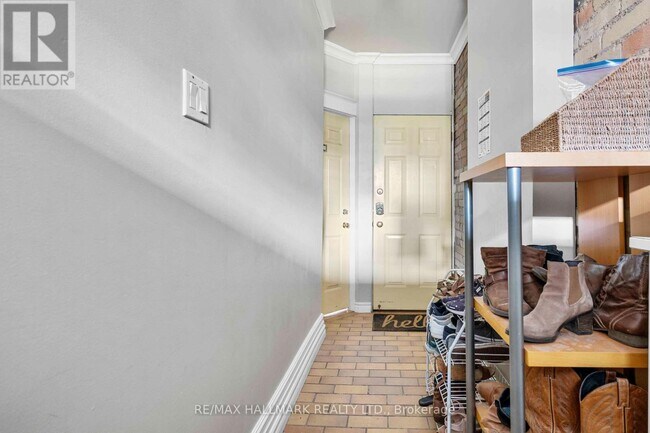 Photo du bâtiment - 806 Logan Ave