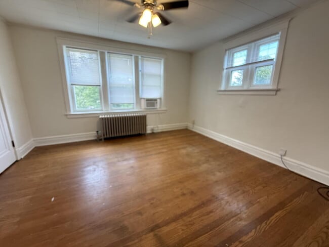 Building Photo - Large 1 Bed unit close to parks, great architecture and very walkable