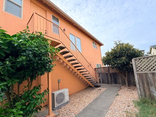 Foto del edificio - 1463 Trombetta St