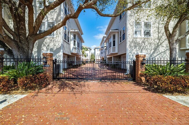 Foto del edificio - SOUTH TAMPA TOWNHOME - GATED COMMUNITY WIT...