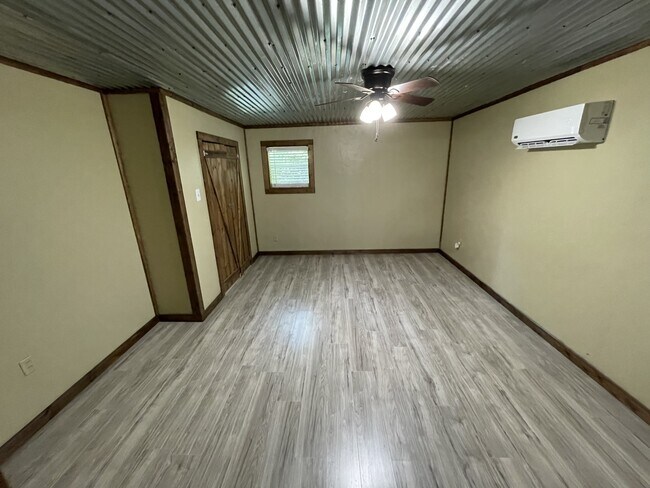 Foto del edificio - 6980 Farm Rd 115