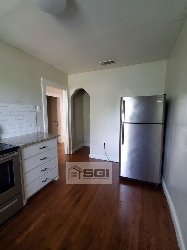 Foto del edificio - Rare 3 bedroom half of a duplex remodeled