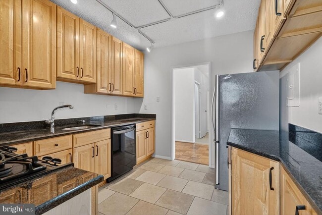 Building Photo - 4141 Henderson Rd