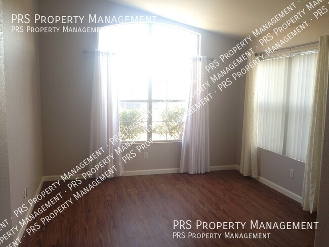 Building Photo - Just Listed