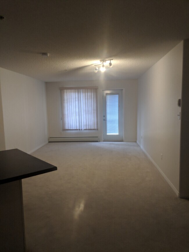 Photo du bâtiment - 2 Bed 2 Bath Unit in Edmonton, AB