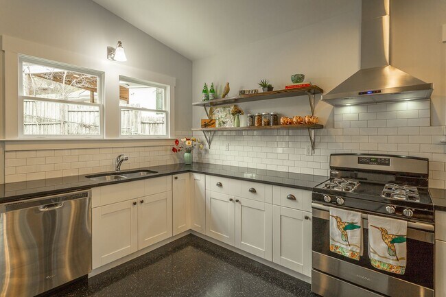 Building Photo - Charming Bungalow at 1044 Dartmouth!