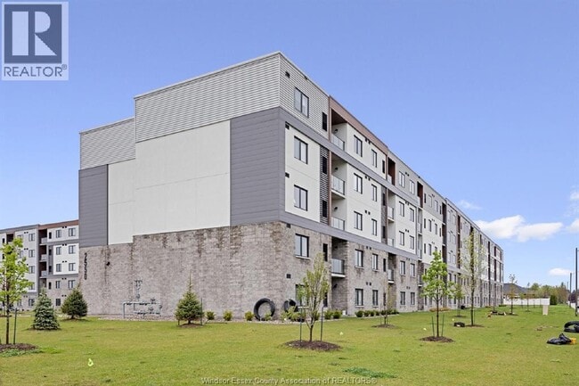 Photo du bâtiment - 2550 Sandwich W Pkwy