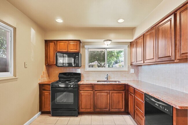 Foto del edificio - BEAUTIFUL 3 BED 1.5 BATH HOME  IN OAK PARK MI