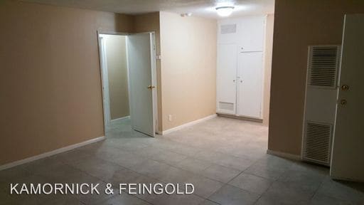 Building Photo - 1110 S Kenmore Ave