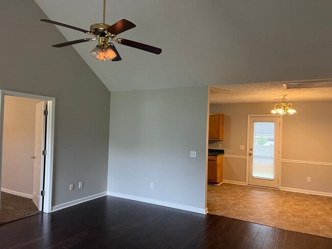 Building Photo - **$500 Off First Month's Rent!** 3 Bedroom...