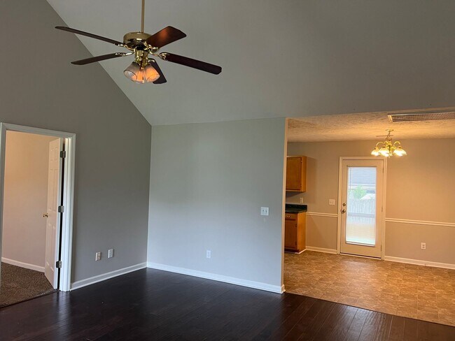 Foto del edificio - **$500 Off First Month's Rent!** 3 Bedroom...