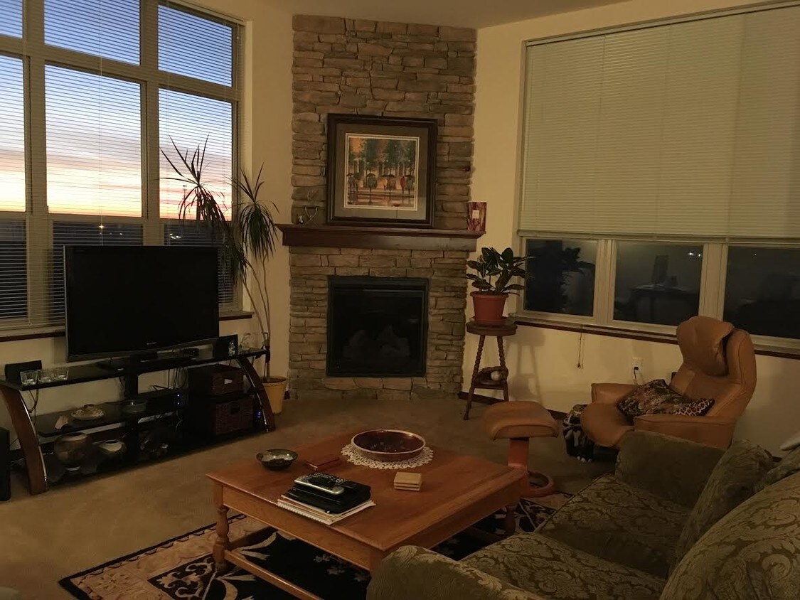 Sunny, warm apartment for rent. - 2675 N Park Ln