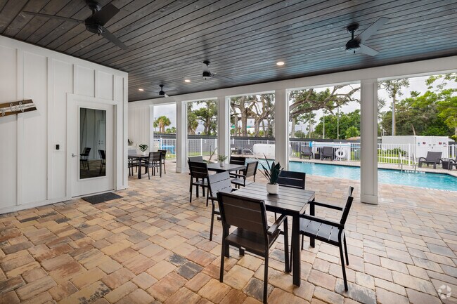 Área de descanso de la piscina de la casa club - The Grove