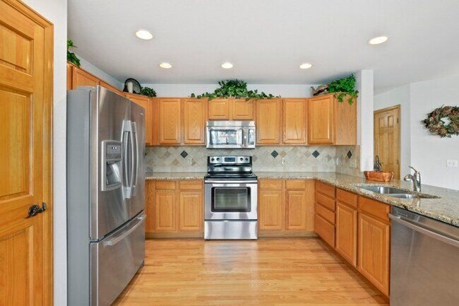 Building Photo - 829 W Sparrow Hawk Dr