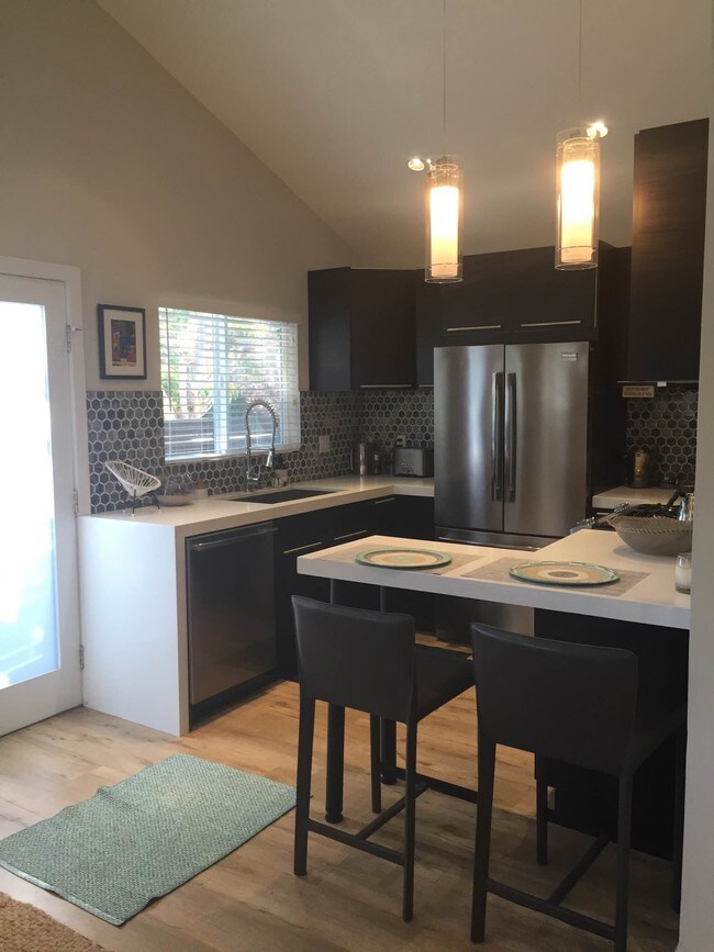 Cocina comedor actualizada - 559 Vernon Ave