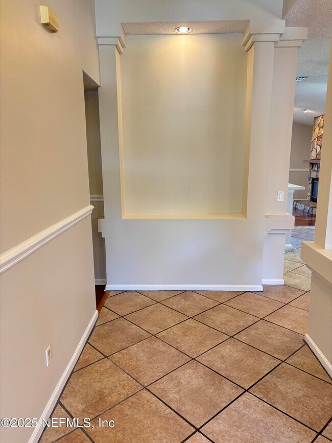 Building Photo - 8984 Bridgecreek Dr W