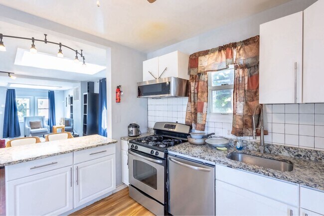 Building Photo - Charming 3 BR/1 BA Single-Family Home in C...