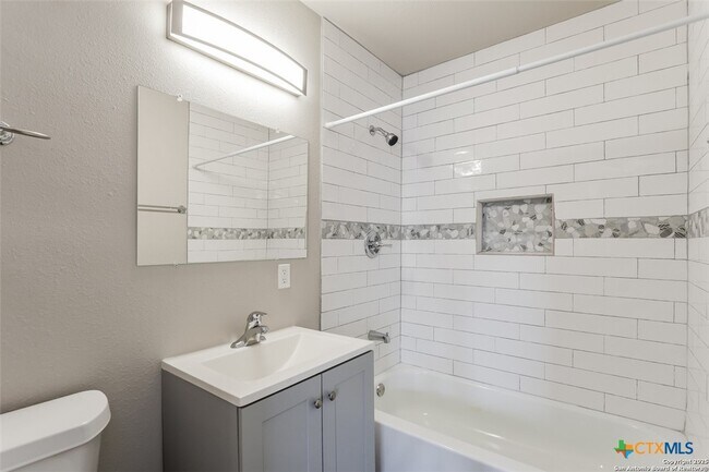 Foto del edificio - 607 Lovera Blvd