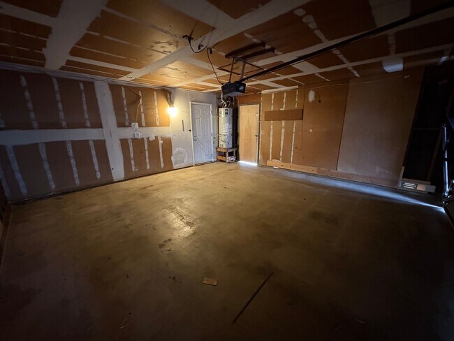 Building Photo - SW Visalia Home Available Now!