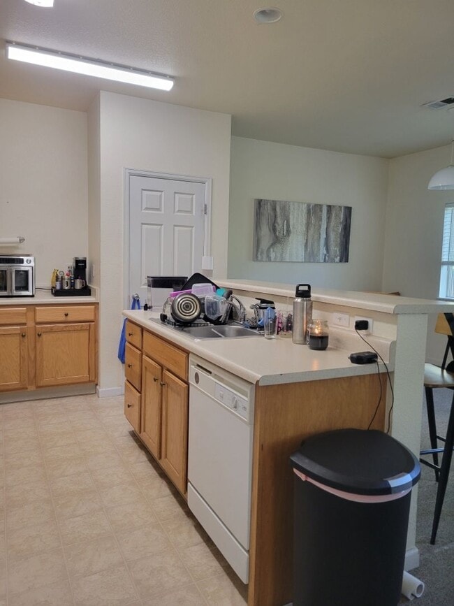 Building Photo - Three-bedroom condo in Denver boasts a lar...