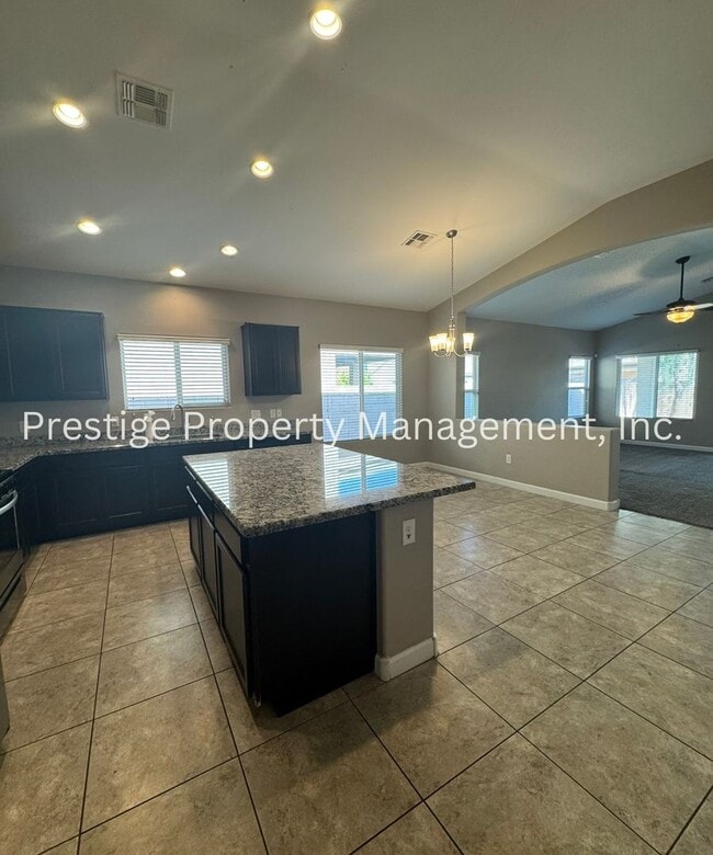 Building Photo - Spacious 4+Den/3 Northwest Home!