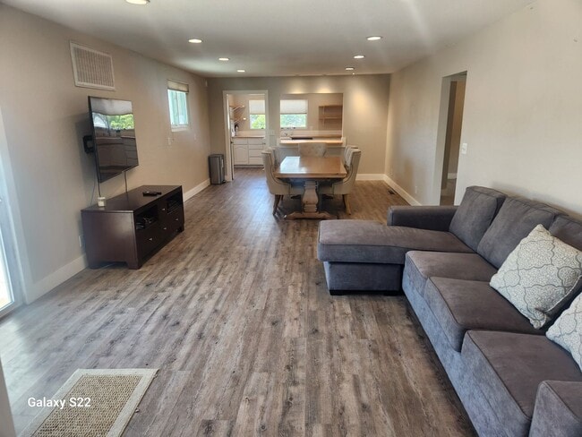 Building Photo - Beautiful home in a private country settin...