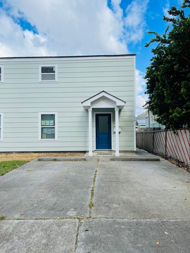 Building Photo - 619 Lavoisier St