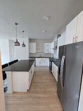 Building Photo - 2221 Willow Dr