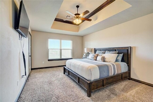 Building Photo - St James Park Home in Norman - Community Pool!  Available in April!