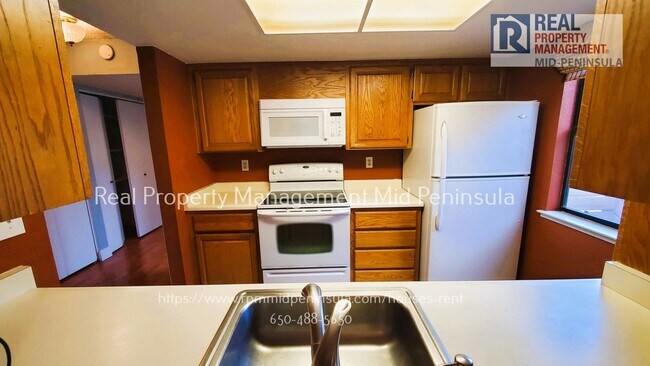 Foto del edificio - Just Renovated! Spacious 2 Bed, 2 Bath Top...