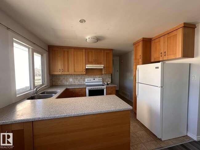 Building Photo - 7504-7577 77 Ave NW