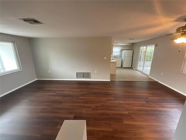 Foto del edificio - 3335 Coldwell Dr