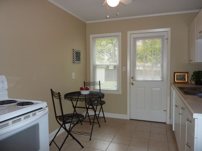 Building Photo - Beautiful 2 Bed 1 Bath in Quiet Area - NO PETS ALLOWED