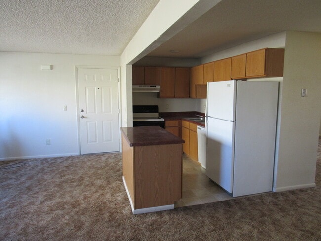 Building Photo - Spacious 2 bedroom 1 bath apt.