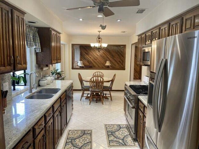 Foto del edificio - 1707 Mayflower Dr