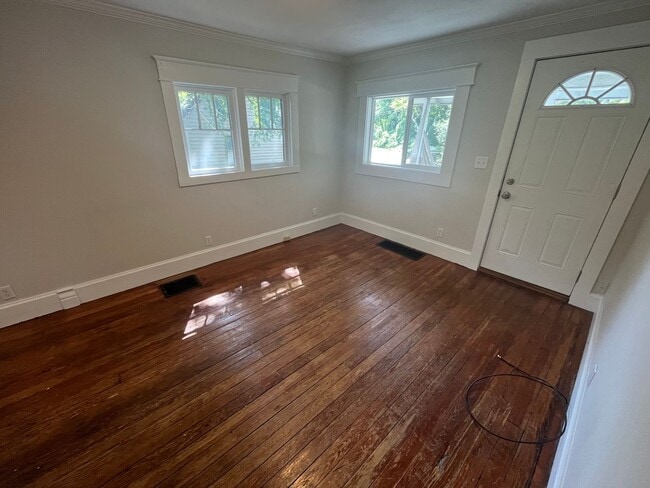 Building Photo - 3-bedroom, 1.0 bathroom Home near downtown Niles