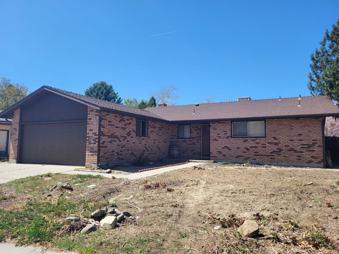 Primary Photo - 1704 Pyrenees St