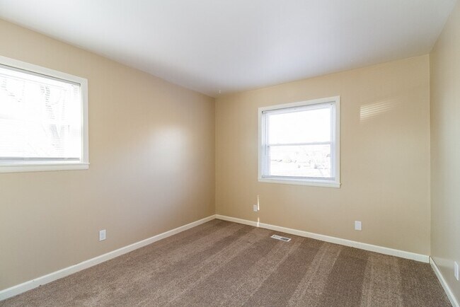 Building Photo - Delightful Home in Hamilton