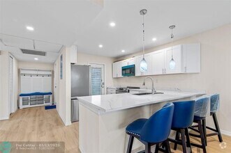Building Photo - 2901 S Palm Aire Dr