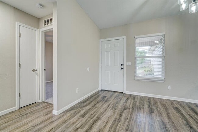 Building Photo - 10425 Aberdeen Dr