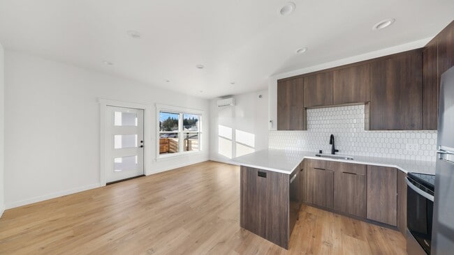 Building Photo - 3 Bed 2 Bath - A/C Mini-split - Fabulous Floor Plan - Garage