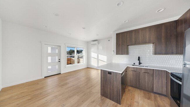 Foto del edificio - 3 Bed 2 Bath - A/C Mini-split - Fabulous Floor Plan - Garage