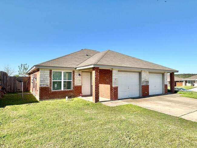 Building Photo - 1500 Cinch Dr