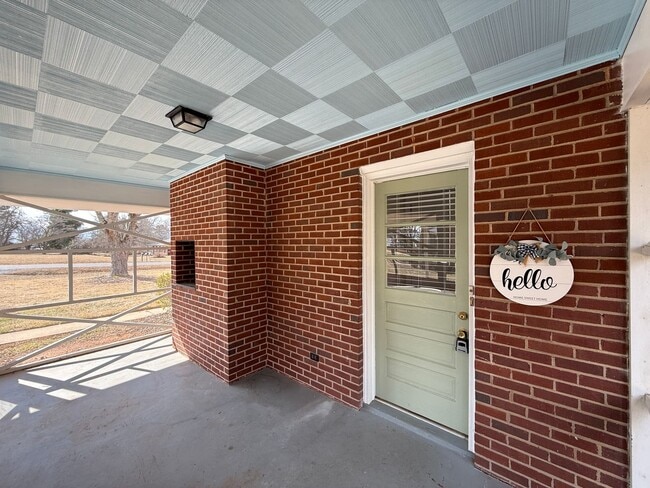 Building Photo - 2323 Frederick Dr