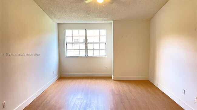 Foto del edificio - 18324 NW 68th Ave