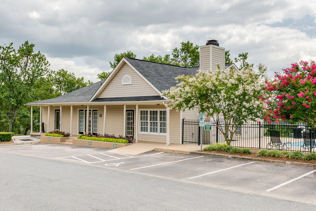 Crestview/Huntington Apartments at 1003 Southampton Dr NW Concord, NC