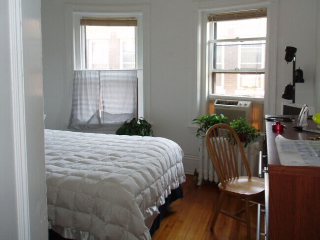 Building Photo - Sunlit Top-Floor Retreat: Charming 3-Bedro...