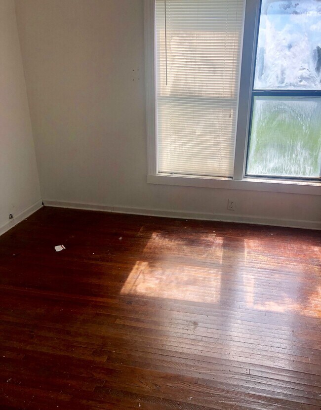 Foto del edificio - 18214 E 11th St